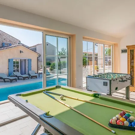 Awesome In Pula With Wifi 別荘 *